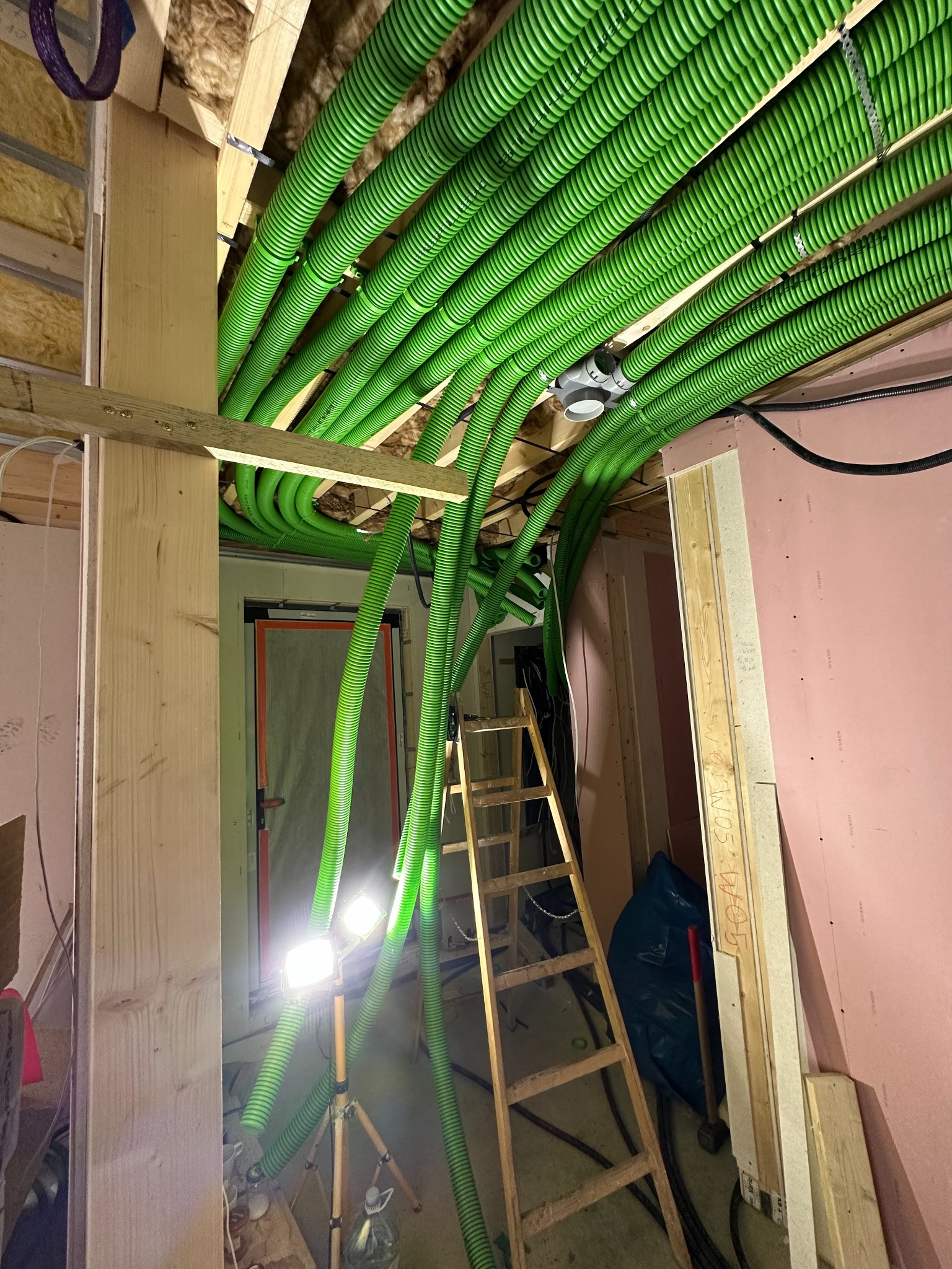 Rozprowadzenie przewodów instalacji rekuperacji w konstrukcji budynku